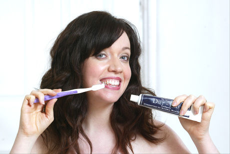 Journalist Erin Kelly Is Pictured With A Toothbrush And Diet Aid Toothpaste. The Toothpaste Claims To Act As An Appetite Suppressant And Is Meant To Be Used 5 Times A Day. Kelly Tested The Product For A Daily Mail Feature. She Found It To Be No Diffe