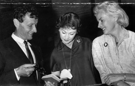 Ann Todd Right With Vivien Leigh And Producer Jean-louis Barrault Together For The Play 'duel Of Angels' At The Apollo Theatre Manchester.