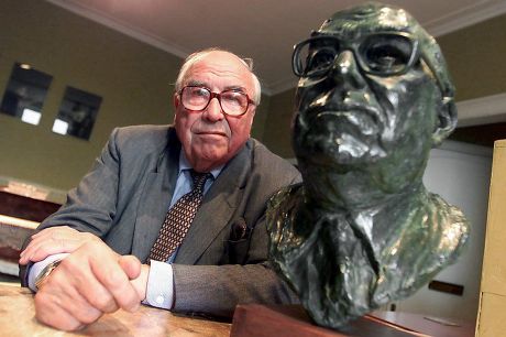 ROY JENKINS WITH HIS SCULPTURE, BRITAIN - 2001
