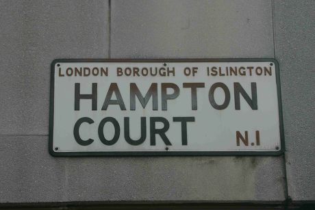 Hampton Court Islington London N1 Visited By A School Party And Their Sat Nav Reliant Coach Driver. The School Outing To Hampton Court Palace Ought To Have Been A Fairly Simple Journey. A Glance At A Map Would Have Shown The Coach Driver That Most Of