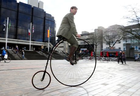 The UK's first statue of Charles Dickens is unveiled in his birth city ...