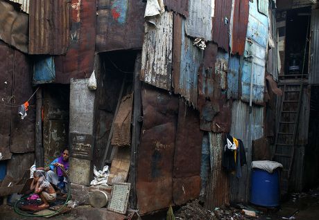 Slumdweller Bathes Her Daughter Pipe Dharavi Editorial Stock Photo