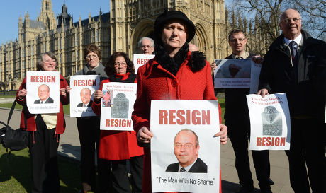 Julie Bailey (red Coat Foreground) Of Cure The Nhs With Fellow Protestors Campaigning For The Resignation Of Sir David Nicholson Ceo Of The English Nhs On Abingdon Green London.. Picture - Mark Large ... 05.03.13.