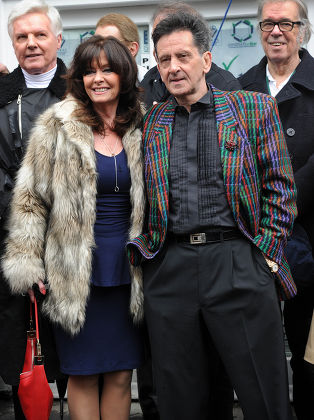 Actress Vicky Michelle And Frank Allen From The Searchers Who Helped With The Unveiling Of The Plaque (front). Former Beatles Are Posthumously Honoured By The Heritage Foundation On Baker Street Today By The Unveiling Of A New Blue Plaque. Stephanie