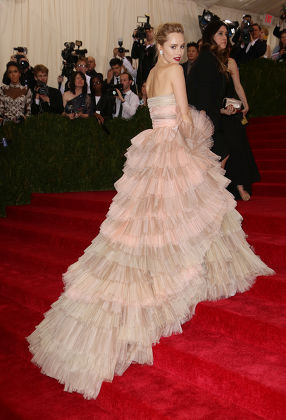 22 Met gala wearing burberry pink grey tier tiered tiers layer