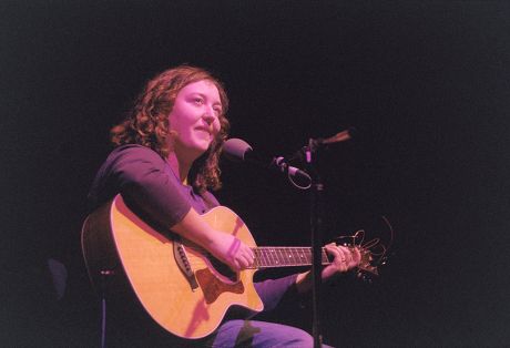 KATHRYN WILLIAMS AT THE CABOT HALL, LONDON, BRITAIN - 2002