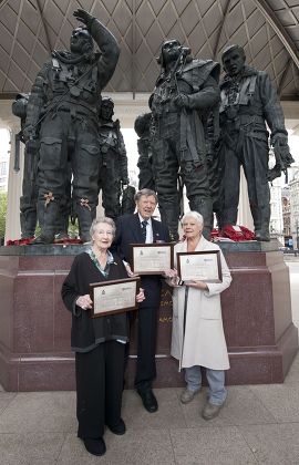 Dame Judi Dench At The Bomber Command Memorial In Green Park To Mark Her Becoming The 1st Patron Of The Raf Benevolent Fund's Up-keep Club With Veterans Auxilliary Nurse Igraine Hamilton And Air Commodore Charles Clarke.