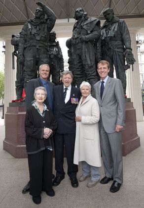 Dame Judi Dench At The Bomber Command Memorial In Green Park To Mark Her Becoming The 1st Patron Of The Raf Benevolent Fund's Up-keep Club With Veterans Auxilliary Nurse Igraine Hamilton And Air Commodore Charles Clarke And Historian Steve Darlow (l