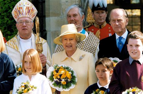 QUEEN ELIZABETH II AND PRINCE PHILIP  VISIT CANTERBURY CATHEDRAL TO DISTRIBUTE MAUNDY MONEY, BRITAIN - 28 MAR 2002