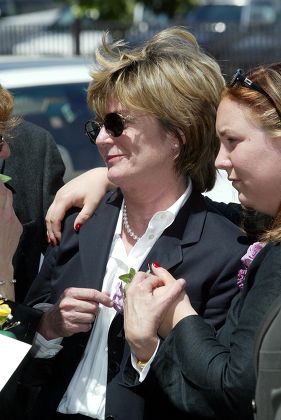 FUNERAL OF ROBERT URICH AT ST CHARLES CHURCH IN CALIFORNIA,  AMERICA - 19 APR 2002