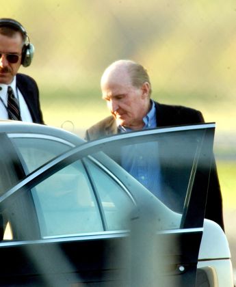 SUZY WETLAUFER AND JACK WELCH AT HANSCOM AIRFIELD IN CONCORD, MASSACHUSETTS, AMERICA - 24 APR 2002