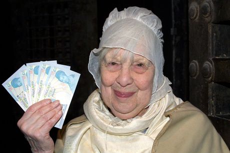 ANNA WING LAUNCHING THE NEW FIVE POUND NOTE, LONDON, BRITAIN - 21 MAY 2002