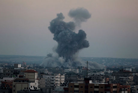 62 Gaza war bombing flames Stock Pictures, Editorial Images and Stock ...