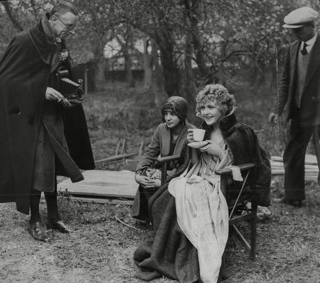 Ernest Thesiger Photographing Actress Betty Balfour During A Wait In The Filming Of 'the Vagabond Queen'.