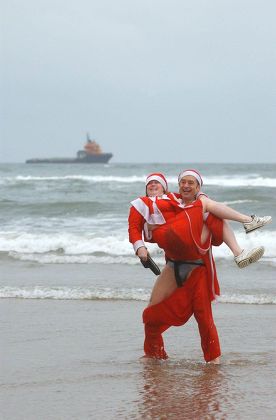 BOXING DAY CHARITY DIP IN THE NORTH SEA, ABERDEEN, SCOTLAND, BRITAIN - 26 DEC 2002