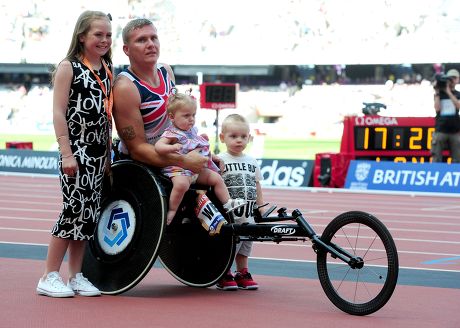 Britain's David Weir After Winning The T54 Mens 1 Mile Pictured Here With His Children After The Race. Ronie 10 Mason 1 And 1/2 And Tilly 9 Months Olympic Stadium London Uk 28/07/2013 Picture By Georgie Gillard London 2013 Para Challenge At The Olym
