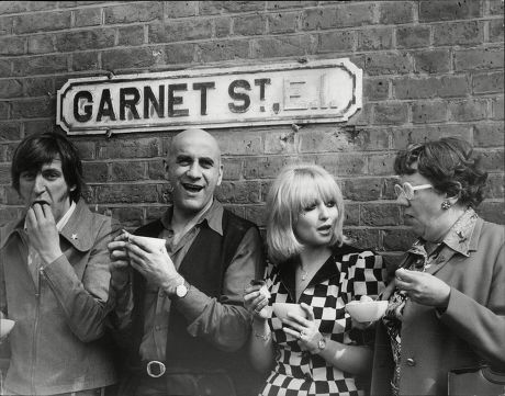 (l-r) Paul Angelis Warren Mitchell Adrienne Posta And Dandy Nichols Eating Jellied Eels In Garnet Street E1 On Set Of Feature Film 'the Garnet Saga'.