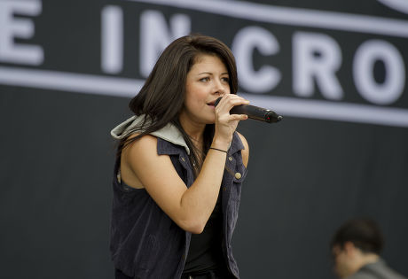 Taylor Jardine From The New York Band We Are The I Crowd Entertain Festival-goers At Reading Festival This Morning On The Main Stage. Byline John Nguyen/jnvisuals 25/08/2013.