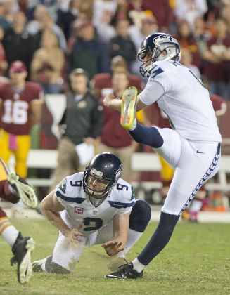 Washington Redskins outside linebacker Ryan Kerrigan sits on the bench  during an NFL football game against the Dallas Cowboys, Sunday, Oct. 29,  2017, in Landover, Md. (AP Photo/Mark Tenally Stock Photo - Alamy