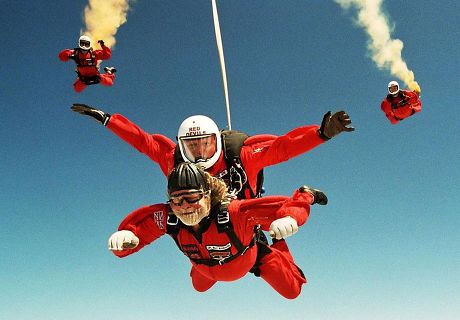 LORD BATH PARACHUTING WITH THE RED DEVILS IN AID OF THE LEUKAEMIA RESEARCH FUND, WILTSHIRE, BRITAIN - 09 JUN 2003