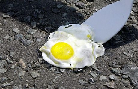 SARAH NEVILLE FRYING AN EGG ON THE PAVEMENT DURING A HEATWAVE IN SOUTHAMPTON, BRITAIN - 14 JUL 2003