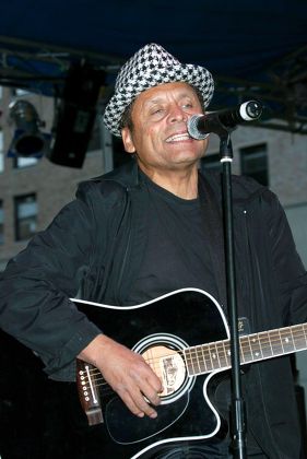 GARLAND JEFFREYS PERFORMING IN A FREE CONCERT FOR J AND R MUSIC WORLD, CITY HALL PARK, NEW YORK, AMERICA - 14 OCT 2003