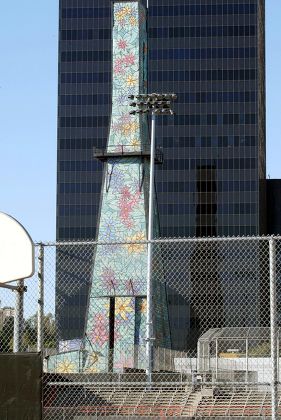 OIL DRILLING RIG IN THE HEART OF BEVERLY HILLS, LOS ANGELES, AMERICA - OCT 2003