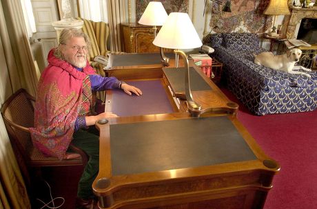 LORD BATH WITH HIS NEW DESK, LONGLEAT, BRITAIN - OCT 2003