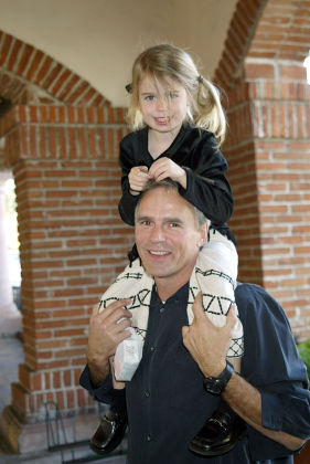 RICHARD DEAN ANDERSON AND HIS NIECE WYLIE SHOPPING AT RALPHS FOR THANKSGIVING, MALIBU, AMERICA - 26 NOV 2003