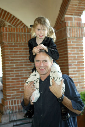 RICHARD DEAN ANDERSON AND HIS NIECE WYLIE SHOPPING AT RALPHS FOR THANKSGIVING, MALIBU, AMERICA - 26 NOV 2003