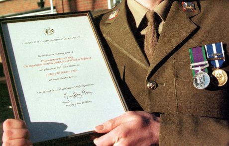 BRAVERY MEDALS FOR TROOPS SERVING DURING THE KOSOVO CAMPAIGN, COLCHESTER GARRISON, ESSEX, BRITAIN - DEC 1999