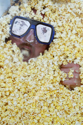COMPETITIVE EATER BURIED ALIVE IN 'POPCORN SARCOPHAGUS', NEW YORK, AMERICA - 04 MAY 2004