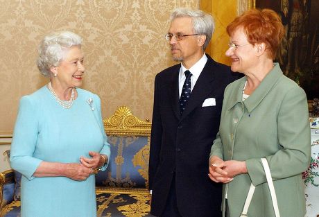 QUEEN ELIZABETH II RECEIVING THE FINNISH PRESIDENT TARJA HALONEN AND HER HUSBAND DR PENTTI ARAJARVI, BUCKINGHAM PALACE, LONDON, BRITAIN - 11 MAY 2004