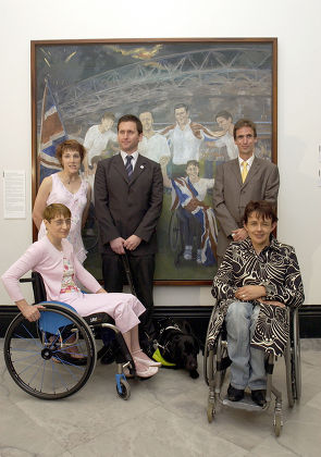 PARALYMPIC ATHLETES PAINTING AT THE NATIONAL PORTRAIT GALLERY, LONDON, BRITAIN - 14 JUN 2004