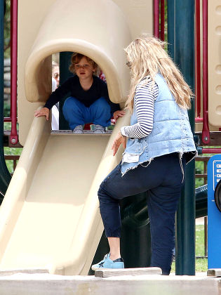 Elizabeth Berkley and family at the Coldwater Canyon Park in Los Angeles, America - 17 May 2015