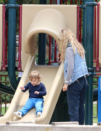 Elizabeth Berkley and family at the Coldwater Canyon Park in Los Angeles, America - 17 May 2015