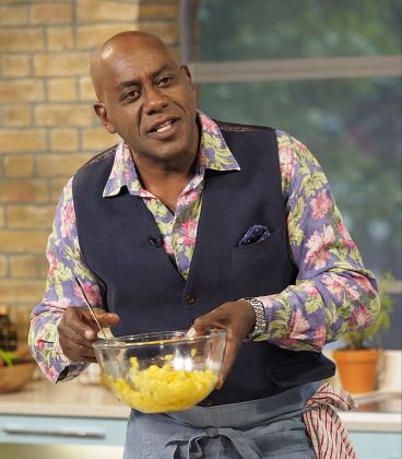 Ainsley Harriott's Friends & Family Cookbook - Foto 4