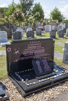 Amy Winehouses Grave Edgwarebury Jewish Cemetery Editorial Stock Photo ...