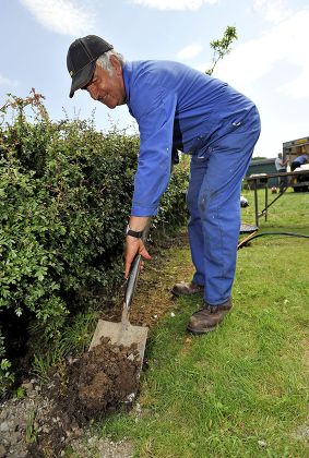93 Dig trench Stock Pictures, Editorial Images and Stock Photos