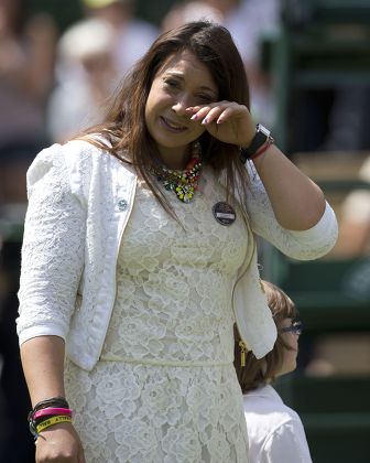 Marion Bartoli Sheds A Tear As She Returns To The Scene Of Her Victory In 2013 With Elle Robus-miller A Young Tennis Player From The Elena Baltacha Academy Of Tennis.
