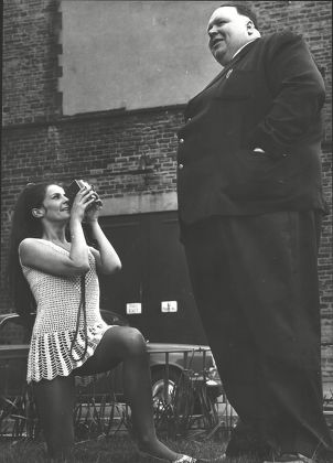 Beauty Queen Valerie Martin With Eric Potts Who At 33 Stone Has Won The Title Of 'the Fattest Man' In Britain. For Full Caption See Version. Box 0620 22072015 00012a.jpg.