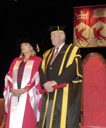 JONI MITCHELL RECEIVING HONORARY DEGREE FROM THE FACULTY OF MUSIC AT MCGILL UNIVERSITY, MONTREAL, CANADA - 27 OCT 2004