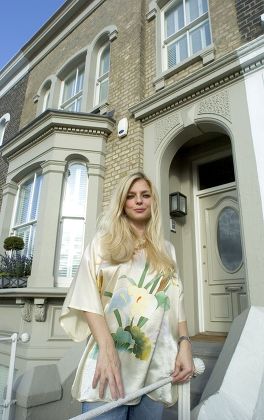 SUZANNE MIZZI AT HOME IN EAST LONDON, BRITAIN - 24 OCT 2004
