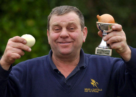 BRIAN DUFFIELD WHO HOLDS THE WORLD RECORD FOR EATING A RAW ONION, NEWENT, GLOUCESTERSHIRE, BRITAIN- DEC 2004