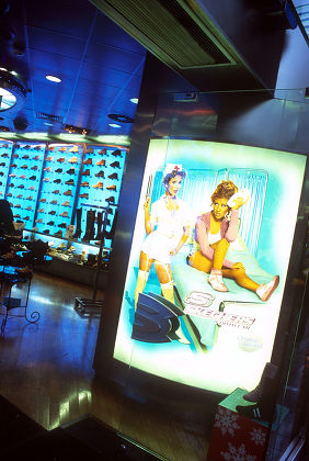 Estrictamente núcleo Descifrar Poster Christina Aguilera Promoting Skechers Shop - Foto de stock de  contenido editorial: imagen de stock | Shutterstock