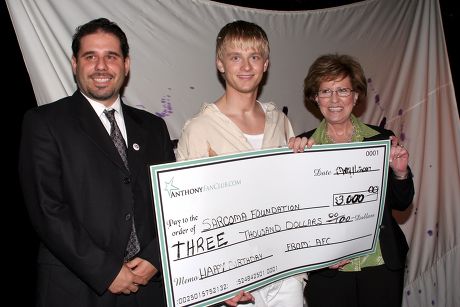 Sarcoma Foundation receives donation from Anthony Fedorov Fan Club