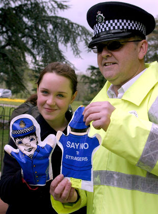 SCARLETT JOHNSON PROMOTING A POLICE CAMPAIGN WARNING CHILDREN ABOUT STRANGERS, FINSBURY PARK, LONDON, BRITAIN - 13 APR 2005