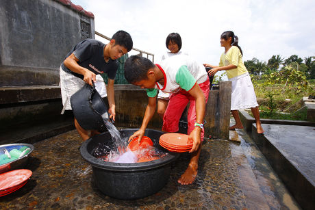 26 Kids washing dishes Stock Pictures, Editorial Images and Stock