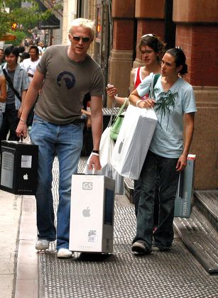 Photos and Pictures - NEW YORK, JULY 5, 2005 Jennifer Connelly and Paul  Bettany buy a couple of computers and peripherals from The Apple Store in  SoHo. Shortly after the two with