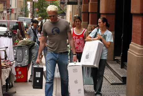 Photos and Pictures - NEW YORK, JULY 5, 2005 Jennifer Connelly and Paul  Bettany buy a couple of computers and peripherals from The Apple Store in  SoHo. Shortly after the two with